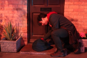 O  André fez o Hagrid e colocou um bebê bolsa na porta da casa dos Dursley.