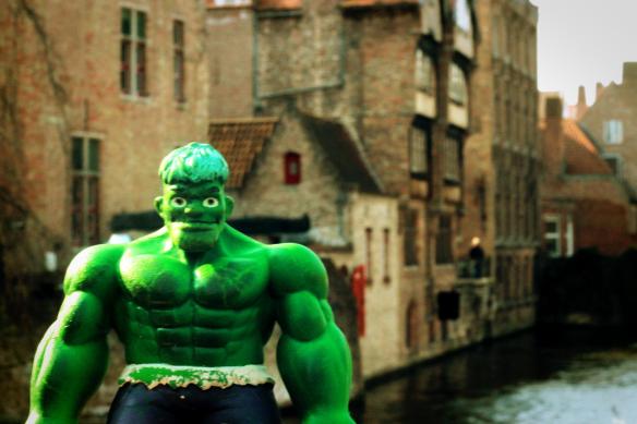 O Hulk se amarra em um canal!