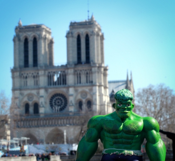 O Hulk curtiu muito Notre Dame. Por algum motivo ele se identifica muito com a história do tal corcunda...