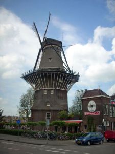 O decepcionante moinho de vento tosco de Amsterdam.