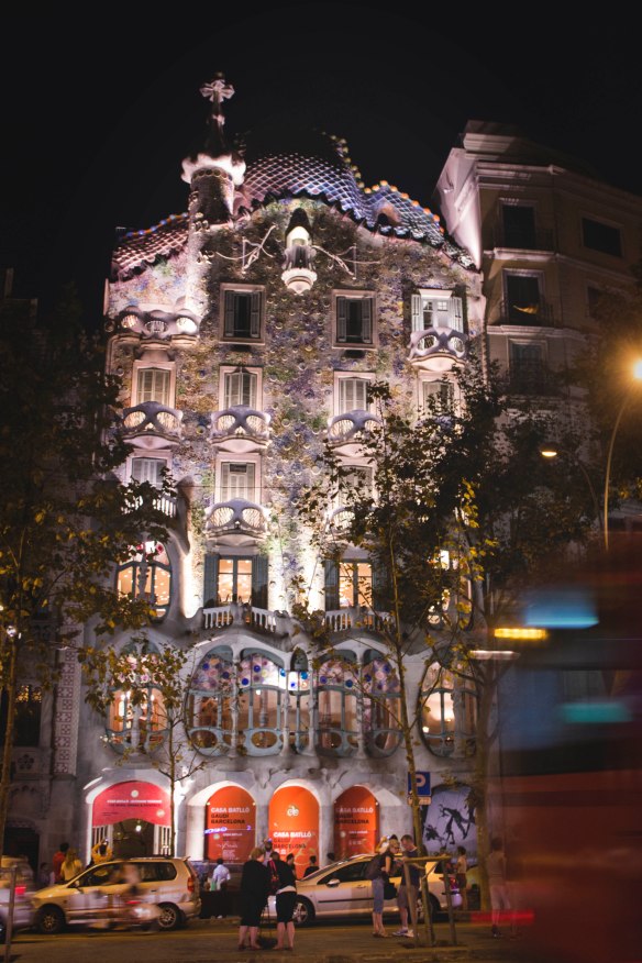 Casa Battló de Gaudi. Reparem que as sacadas parecem máscaras de carnaval! Achei esse lugar muito Castelo Ra-tim-bum!
